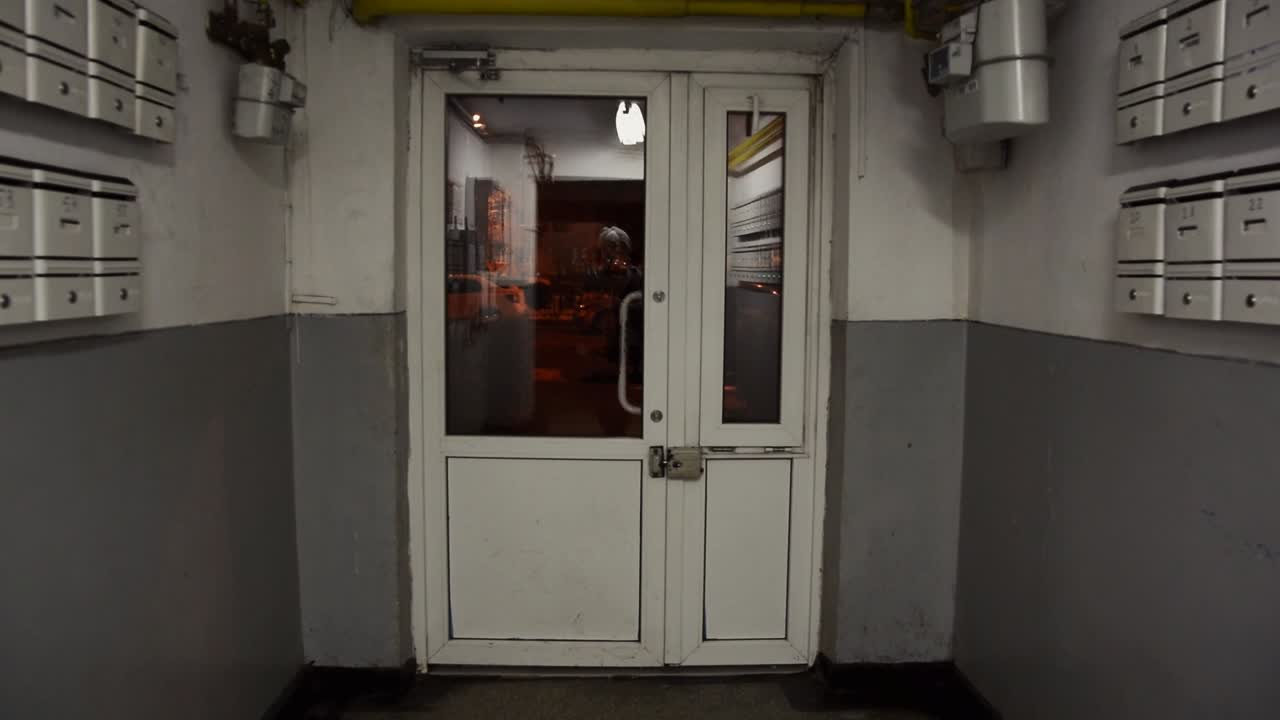 salir a la puerta de un antiguo bloque de apartamentos de rumania.