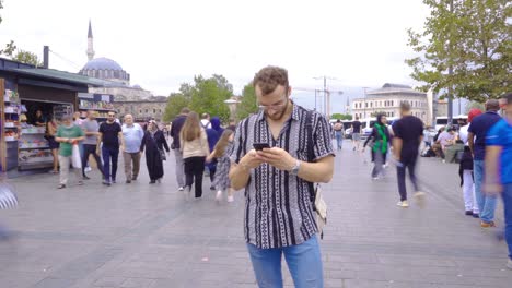 Zeitraffer-Eines-Jungen-Mannes,-Der-In-Istanbul-Eine-SMS-Am-Telefon-Schreibt.