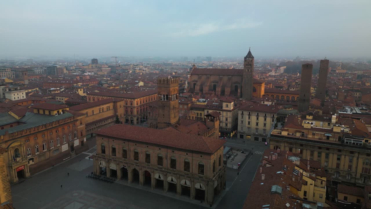 Kinematisk etablerende droneopptak over Piazza Maggiore i Bologna, Italia
