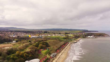 Espectacular-Vista-Aérea-Sobre-La-Bahía-Norte-De-Scarborough,-Yorkshire-Del-Norte