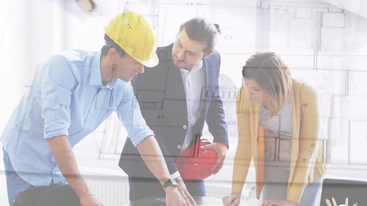 arquitectos discutiendo planes de construcción