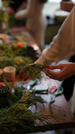 taller de fabricación de coronas de navidad