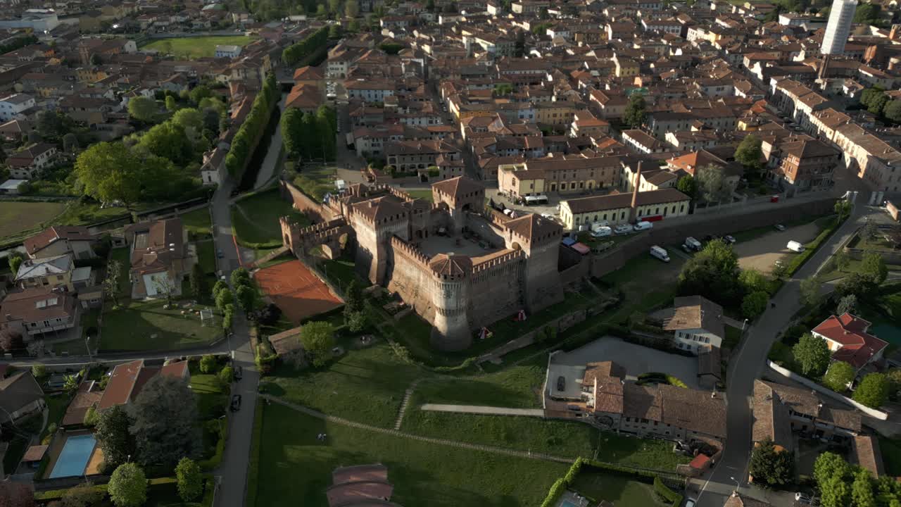 vista panorámica sobre el castillo de soncino en la comuna medieval de soncino, italia - toma de avión no tripulado