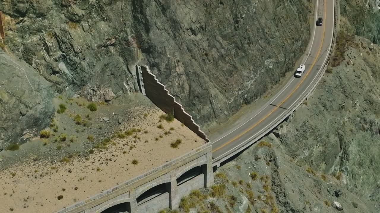 Motorveien bukter seg langs den steinete kysten av California.