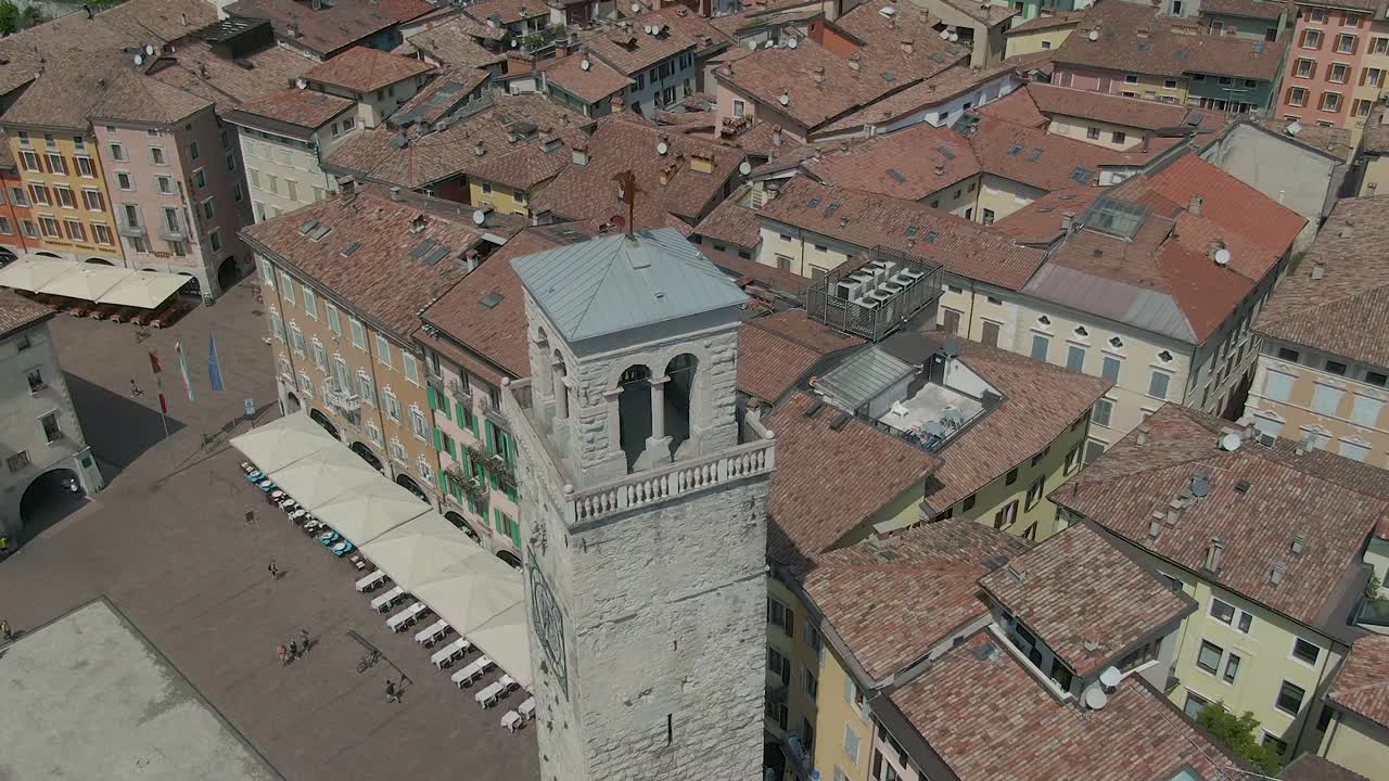 vista de un viejo campanario en el centro de la pequeña ciudad italiana de riva del garda en la región de trentino alto adige, en el norte de italia