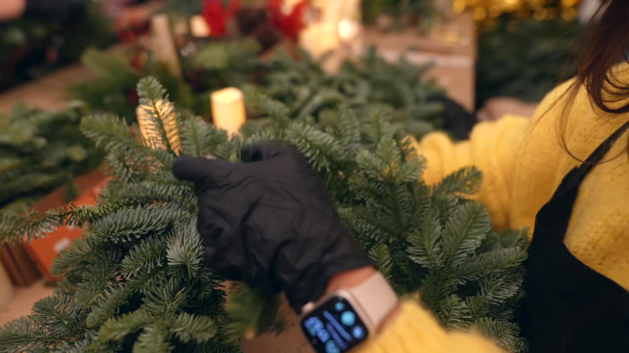 haciendo coronas de navidad