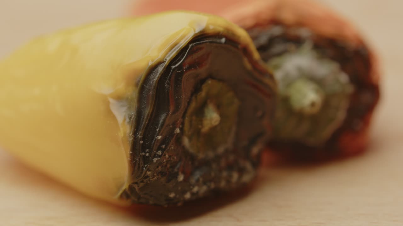 나무판 에 고 망가진 파프리카 를 놓은 랙