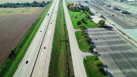 Epische-Luftaufnahme-Eines-Weißen-Sattelschlepper-Fahrers-Dryvan-–-Kühlcontainer,-Der-Auf-Der-Interstate-In-Amerika-Fährt