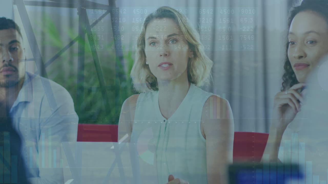 회의에서 다양한 동료들과 토론하는 백인 여성에 대한 그래프의 애니메이션