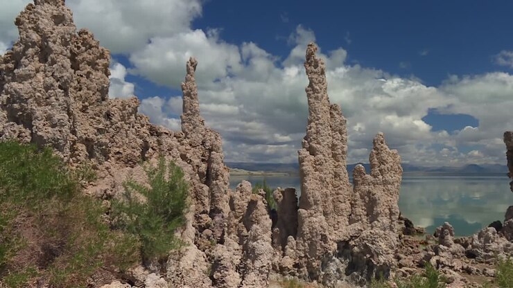 Le colonne di tufo del Mono Lake creano una geologia unica sullo sfondo del cielo in California, USA