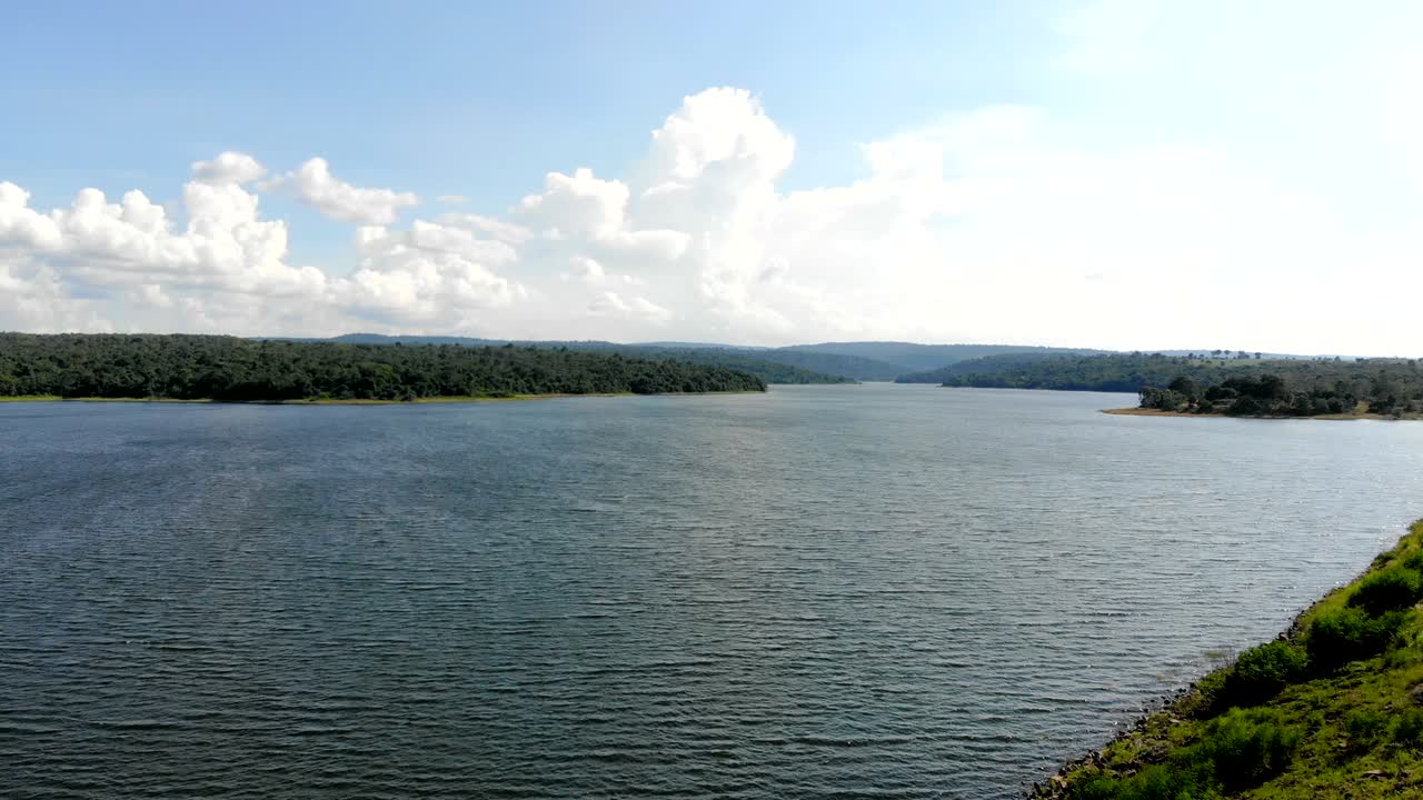 vista aérea tomada por un avión no tripulado paisaje panorámico de la presa del embalse en el campo