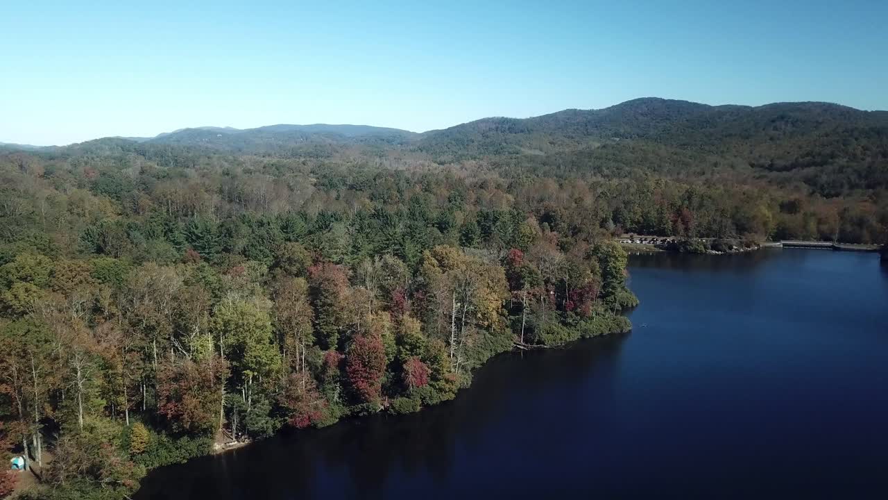 aéreo, otoño en el lago price en el parque memorial julian price cerca de blowing rock nc en 4k