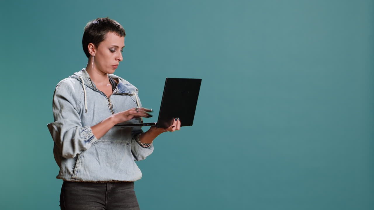 mujer usando una computadora portátil
