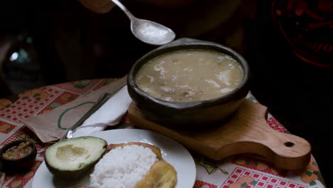 Cliente-Comiendo-En-Un-Restaurante