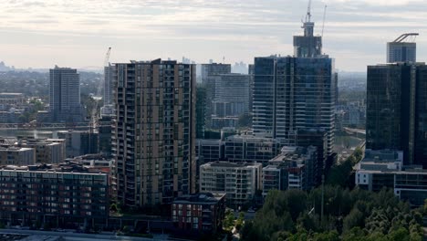 crecimiento metropolitano: un horizonte dinámico de edificios residenciales y comerciales mixtos bajo cielos despejados