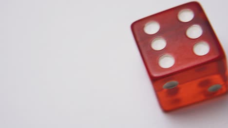 dados rojos con el símbolo seis en los lados superiores sobre fondo blanco