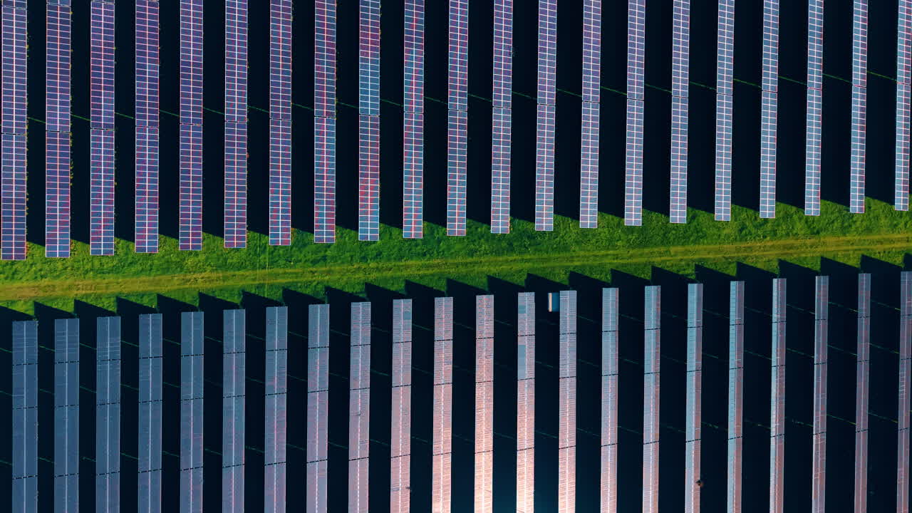 Volare sopra le file di celle fotovoltaiche moderne. Produzione di energia verde.