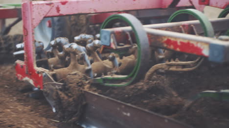 Tractor-Arando-El-Campo-Con-Gradas-(fondo-De-Cultivo)