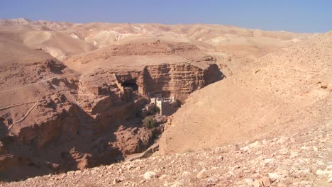 Zoom-En-El-Monasterio-Cristiano-De-St-Georges-En-Las-Colinas-De-Judean-Cerca-Del-Mar-Muerto