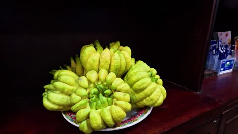 la fruta de la mano de buda dispuesta en un plato