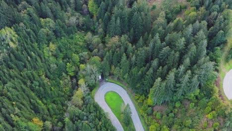 Vista-Aérea-De-La-Carretera-Rural-En-El-Bosque-Verde-Y-La-Montaña-Eisenkappel-vellach,-Austria