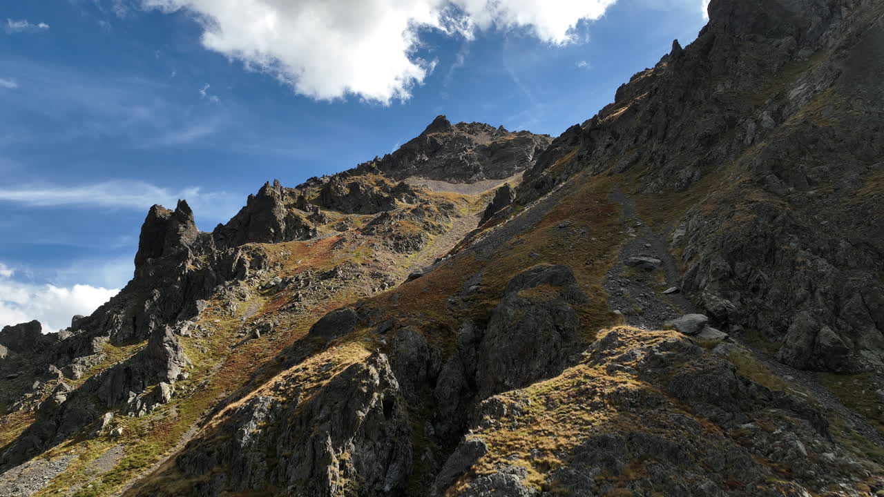 pequeño pueblo francés en los alpes franceses valle de romanche toma aérea verano