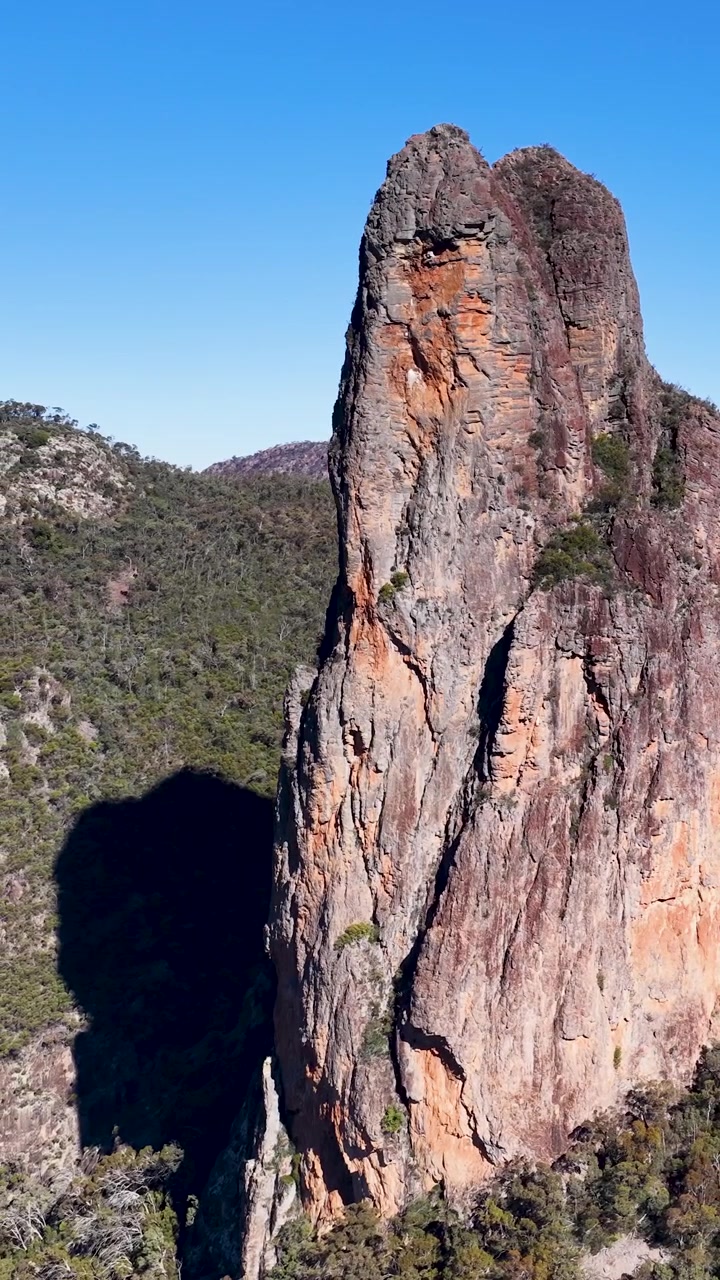 Ripresa verticale statica del neck vulcanico Breadknife nel Parco Nazionale di Warrumbungle, Australia
