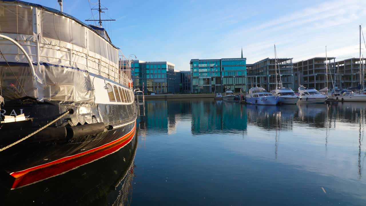 아드미럴 (admiral) 이라는 이름의 선박이 유럽 발트해에 있는 탈린 항구에 정박한 영상입니다.