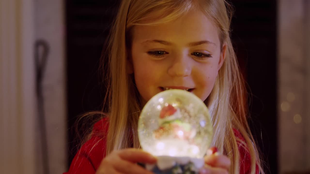 chica en casa en tiempo de navidad