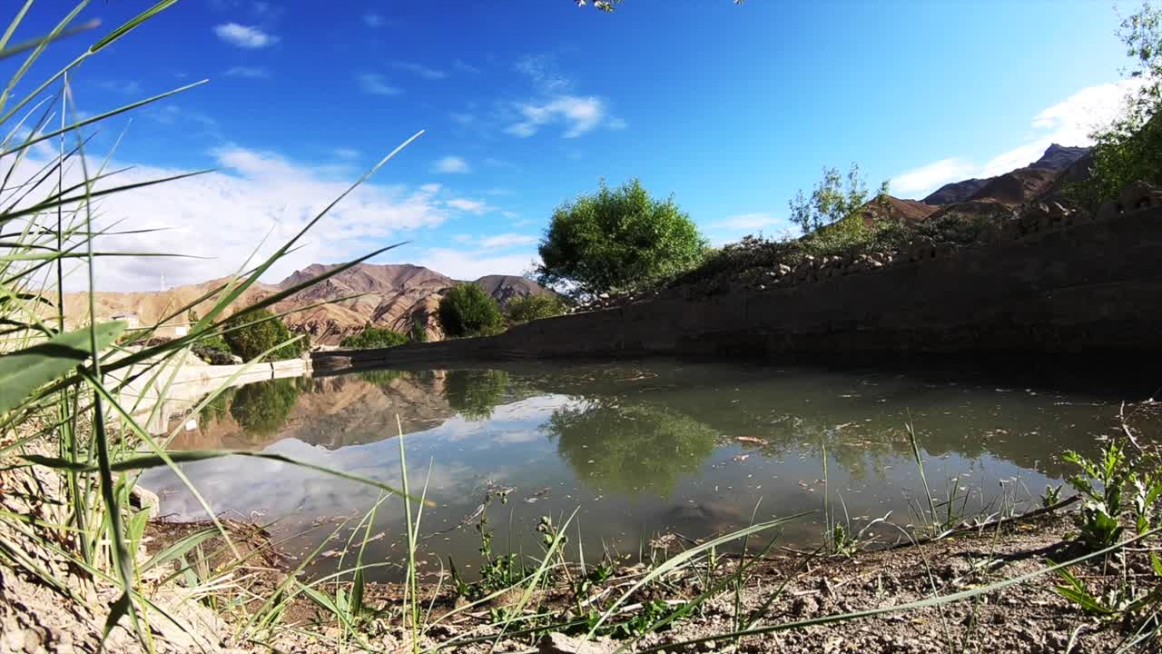 depósito de agua un río estanque en la estación montañosa de kargil ladakh