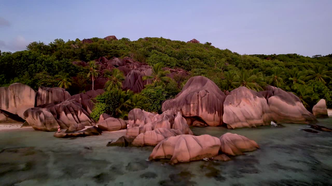 acercamiento aéreo de la icónica playa de seychelles con rocas al atardecer