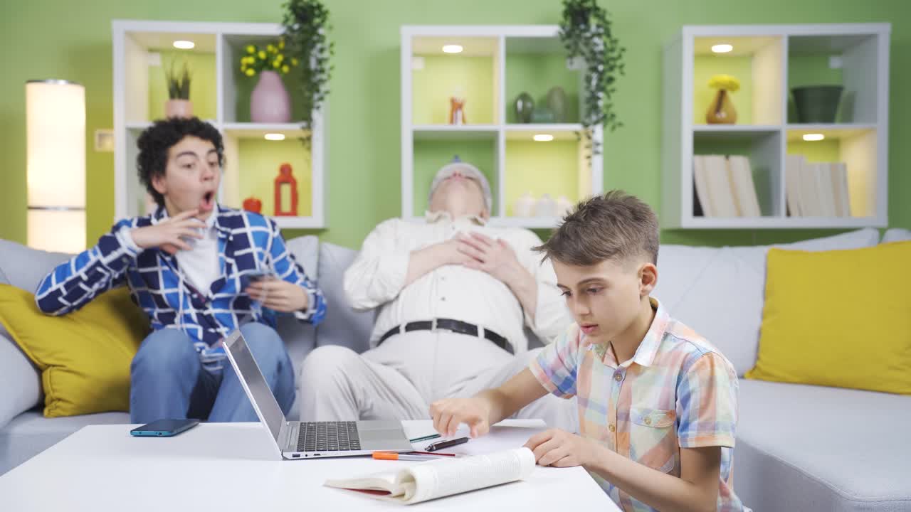 그 노인은 심장마비를  ⁇ 고 있어요.