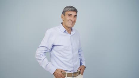 un anciano haciendo un guiño a la cámara.