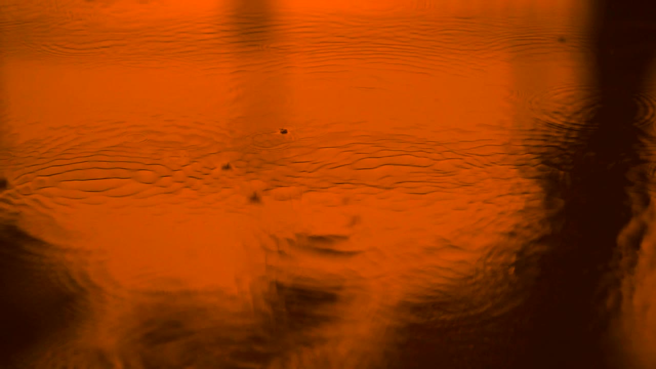 천천히 움직이는 물, 땅 위의 물 위에 떨어지는 방울, 아름다운 파란색 표면 파동, 추상적인 벽지, 땅 위에 있는 원 모양, 은 바닥에 떨어지는 비방울의 스플래시.