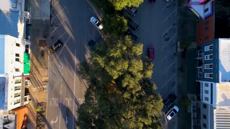 Un-Dron-Disparó-Directamente-Hacia-Abajo-En-Eufaula,-Alabama,-Rastreando-Una-Calle-Ancha-Cerca-De-431-A-última-Hora-De-La-Tarde.