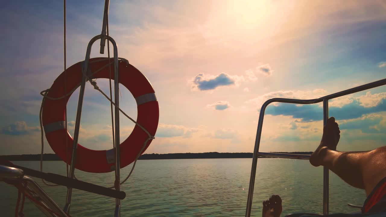 крупный план снимок расслабленный путешественник мужчина ноги на моторной лодке на красивом острове и горы беззаботный концепт