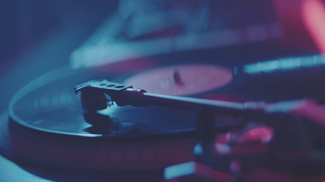 tocadiscos de dj con disco de vinilo