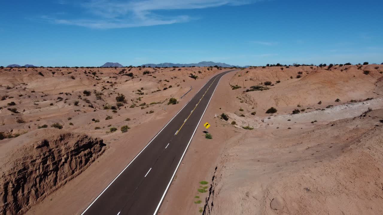 에어리얼은 은 바위 배드랜드 풍경을 통해 깨하고 은 고속도로를 따라