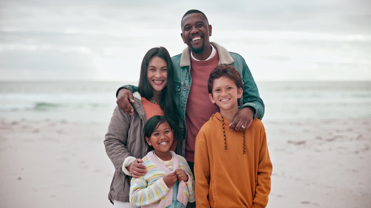 familia, cara o sonrisa en la playa con un abrazo