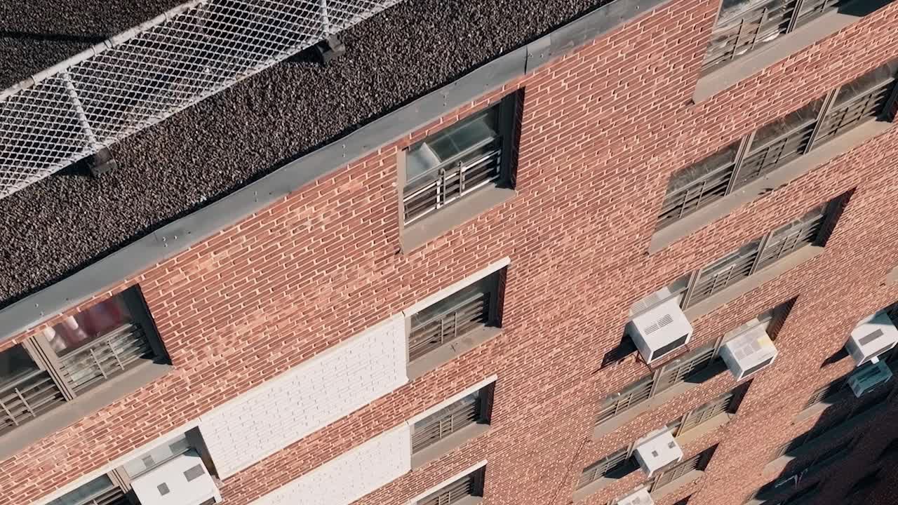 Tagudsigt i New York, der viser strukturer og overflader om dagen
