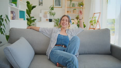 Mujer-Sonriendo-Después-De-Comprar-En-Línea