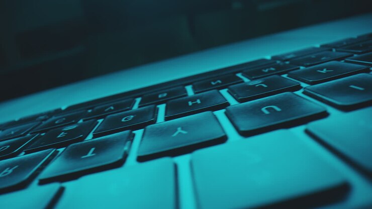 Primo piano di una tastiera di laptop sotto luce blu