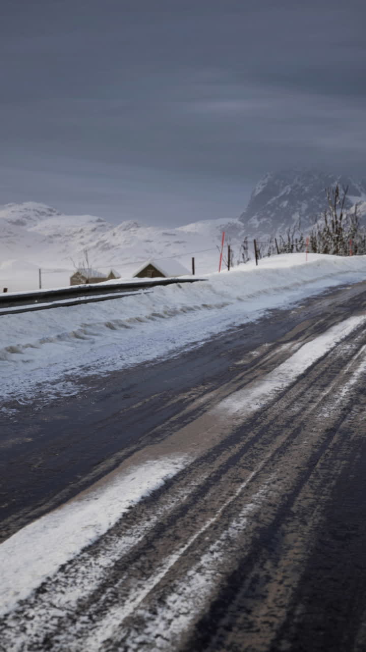 산 을 가로질러 휘어지는 눈 인 시골 도로