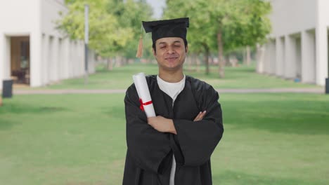 retrato de un feliz estudiante de posgrado indio
