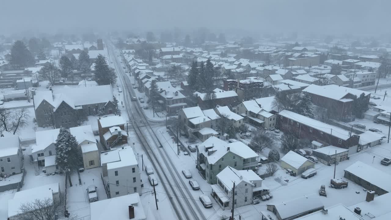 아메리칸 타운 위의 눈보라 기간 동안의 하 날씨