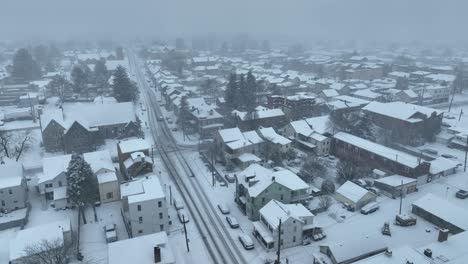 Condiciones-De-Blanqueamiento-Durante-Una-Tormenta-De-Nieve-Sobre-Una-Ciudad-Estadounidense