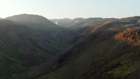 Luftbild-Auf-Dem-Fluss-Skoga-Mit-Wasserfall-An-Sonnigen-Tagen,-Hochland-Von-Island.-Drohnensicht-Auf-Eine-Erstaunliche-Landschaft-Mit-Geothermischen-Geysir-Heißwasserkratern