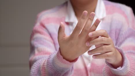 relaja los músculos de la muñeca y alivia el dolor