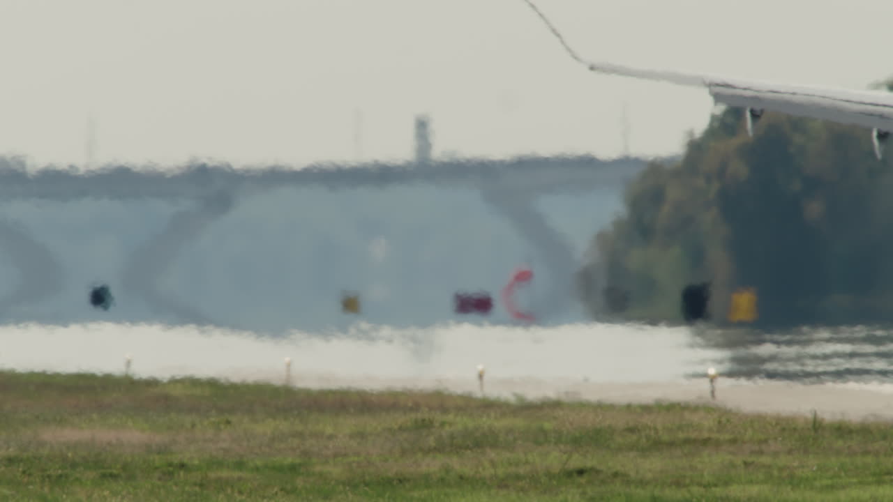 el avión aterriza en la pista en una fuerte distorsión de espejismo