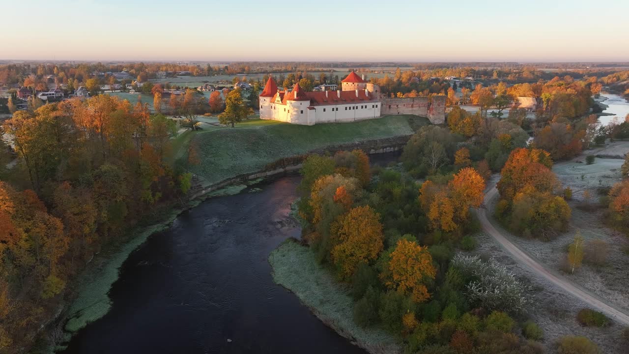 Bauskan keskiaikainen linna Memele-joen varrella Latviassa kylmänä syysaamuna